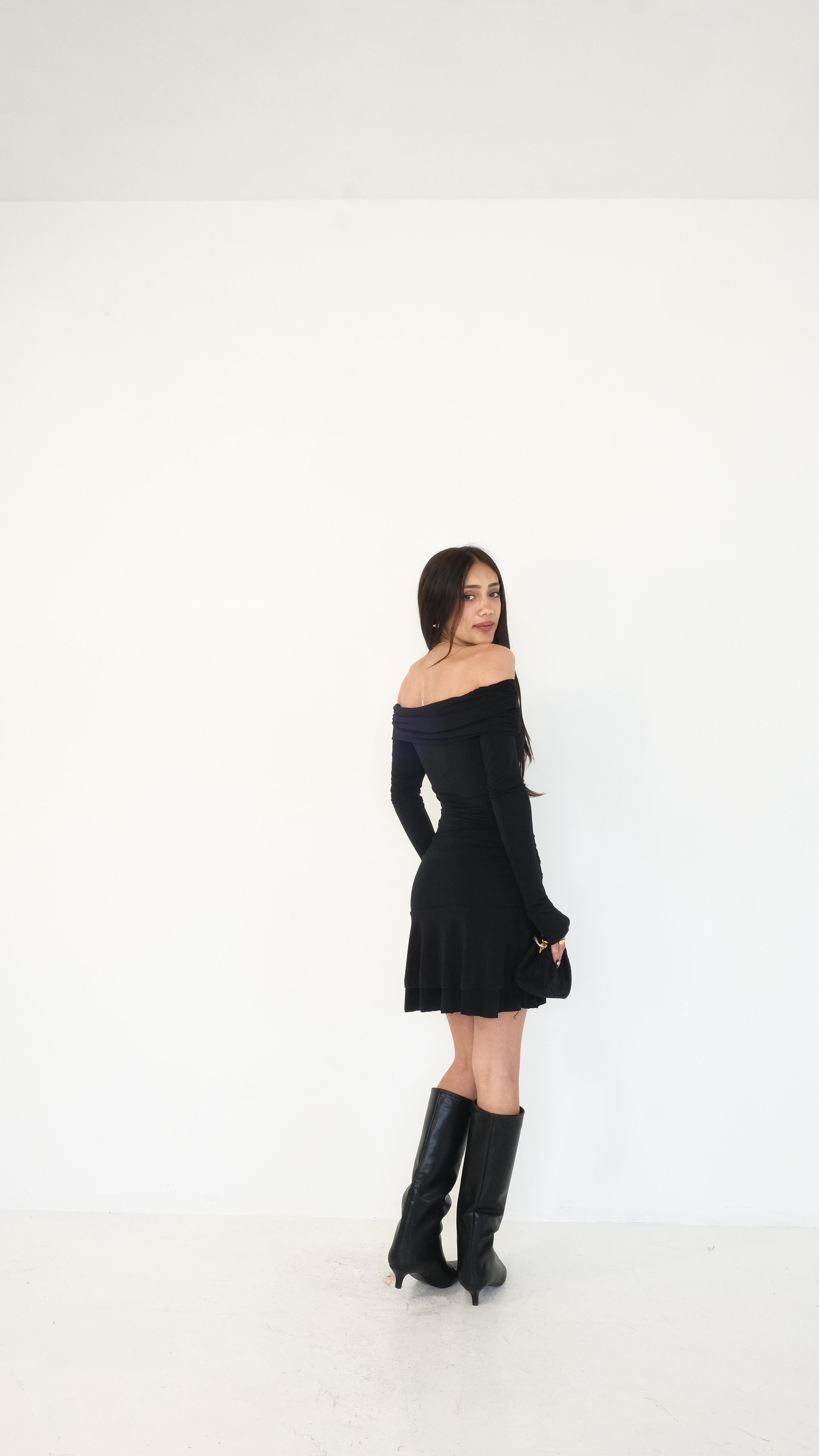 ABITO SCOLLO A BARCHETTA NERO 1555 NEW