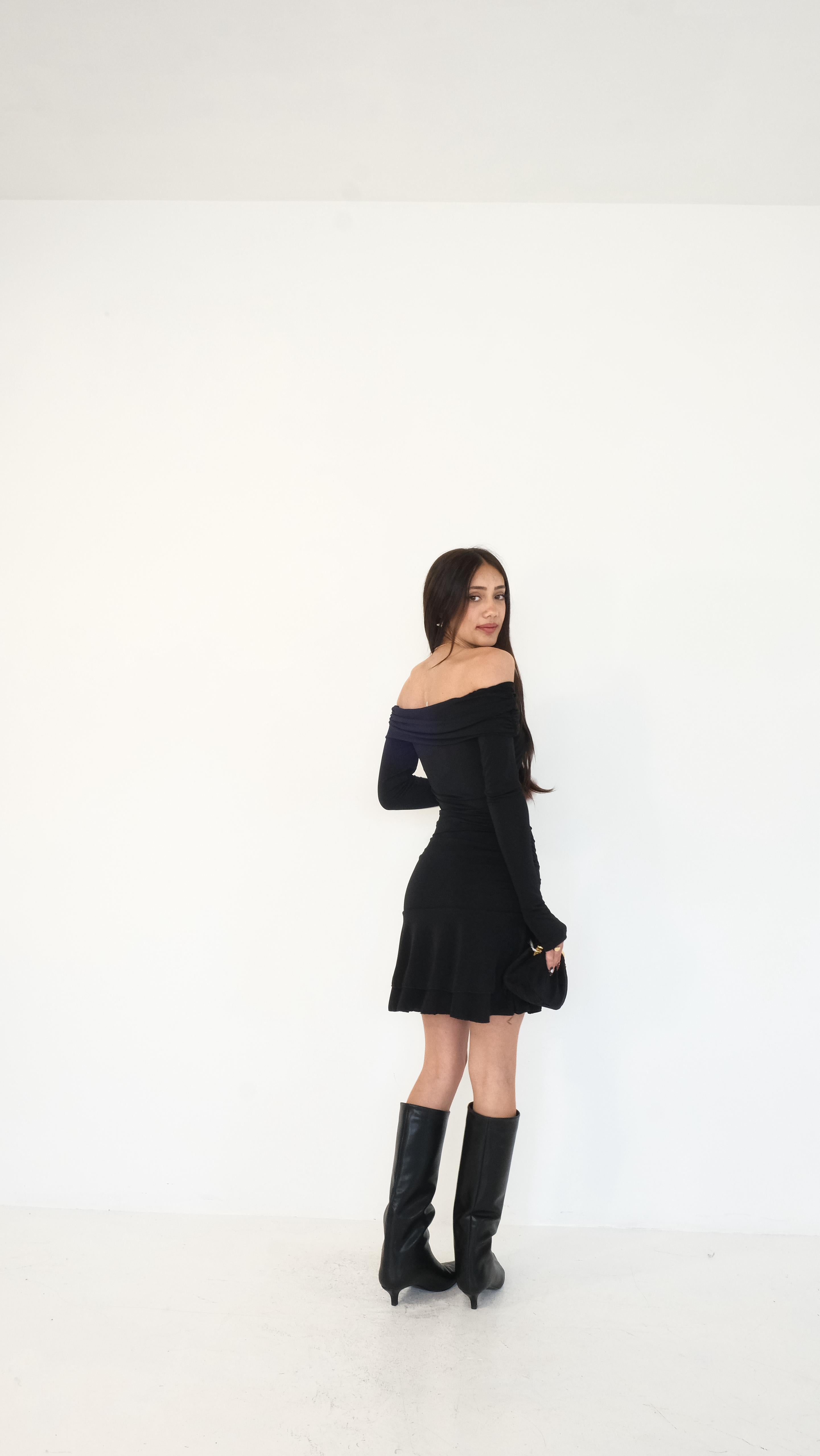 ABITO SCOLLO A BARCHETTA NERO 1555 NEW